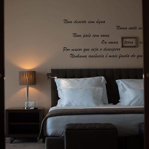 Zimmer mit Kingsize-Bett